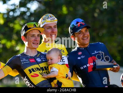 Chatou à Paris champs Elyesse , France, 18 juillet 2021, Tadej POGACAR resplendant dans le maillot jaune tenant son trophée des gagnants le long de la 2ème place Jonas VIGEGAARD et 3ème place Richard CARAPAZ , Credit:Pete Goding/Goding Images/Alay Live News Banque D'Images