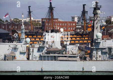 Type 23 frégate HMS Sutherland avec HMS Victory Portsmouth Banque D'Images