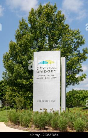 Bentonville, AR - 12 juin 2021 : panneau à l'entrée du Crystal Bridges Museum of American Art Banque D'Images