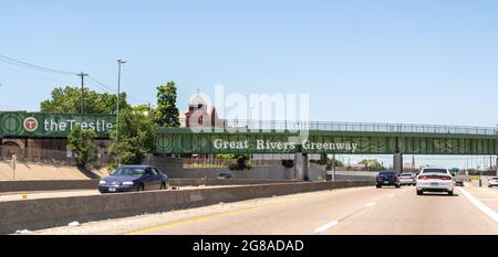 St Louis, Mo - 13 juin 2021 : le Trestle, un nouveau sentier en construction sur un chemin de fer abandonné au-dessus de la route 44, fait partie de la voie verte du Mississippi Banque D'Images