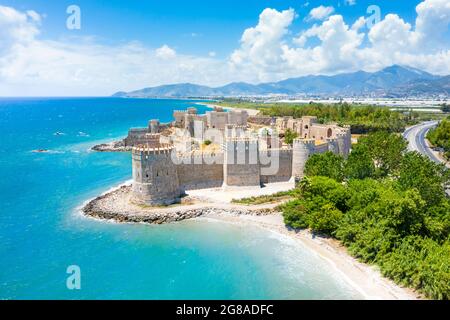 Vue panoramique sur le château de Mamure dans la ville d'Anamur, Turquie Banque D'Images