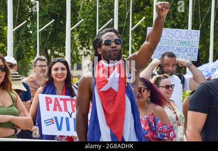 Londres, Royaume-Uni. 18 juillet 2021. Des manifestants se sont rassemblés sur la place du Parlement dans le cadre des manifestations mondiales en cours contre le gouvernement cubain et les décennies d'oppression communiste dans le pays. Banque D'Images