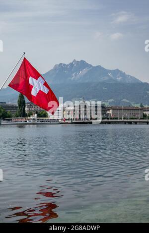 Drapeau suisse sur un bateau de croisière touristique à aubes sur le lac de Lucerne près de Lucerne ou de la ville de Lucerne dans le centre de la Suisse Banque D'Images