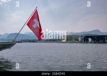 Drapeau suisse sur un bateau de croisière touristique à aubes sur le lac de Lucerne près de Lucerne ou de la ville de Lucerne dans le centre de la Suisse Banque D'Images