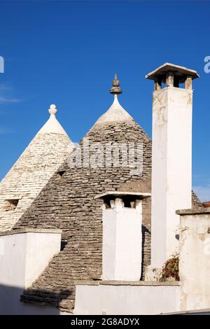 Belle ville d'Alberobello avec des maisons trulli typiques construites en pierre, quartier touristique principal, région d'Apulia, sud de l'Italie, patrimoine de l'UNESCO Banque D'Images
