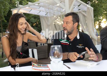 Ferrara, 18 juillet 2021. Matteo Salvini, chef du parti Lega, embrasse sa petite amie Francesca Verdini à Ferrara, en Italie. Credit: Filippo Rubin / Alamy Live News Banque D'Images