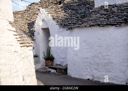 Belle ville d'Alberobello avec des maisons trulli typiques construites en pierre, quartier touristique principal, région d'Apulia, sud de l'Italie, patrimoine de l'UNESCO Banque D'Images