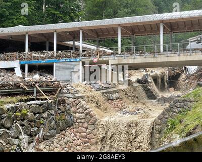 18 juillet 2021, Bavière, Schönau a. Königssee : des débris couvrent la piste de bobsleigh et de luge à Königssee. Le lieu de compétition à Königssee a été détruit par la tempête durant la nuit. Photo : -/vifogra/dpa Banque D'Images