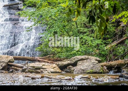 Rochers et arbres tombés sous les chutes de Helton Creek dans la forêt nationale de Chattahoochee, en Géorgie du Nord, près de Blairsville. (ÉTATS-UNIS) Banque D'Images