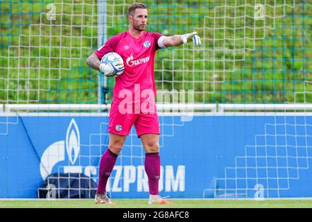 GELSENKIRCHEN, ALLEMAGNE - 16 JUILLET : Ralf Fahrmann de Schalke 04 entraîne ses coéquipiers lors du match Club friendly entre le FC Schalke 04 et Vitesse à Parkstadion le 16 juillet 2021 à Gelsenkirchen, Allemagne (photo de Joris Verwijst/Orange Pictures) Banque D'Images