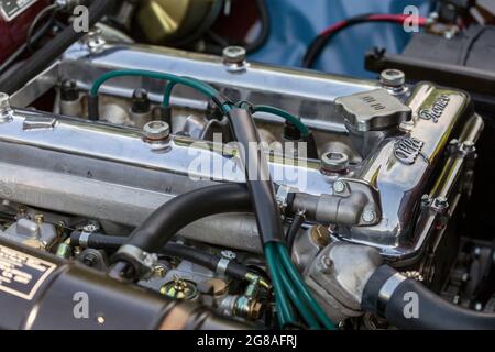 Dunaujvaros, Hongrie - 07 17 2021: Moteur et cache-soupapes d'un ancien Alfa Romeo sur le salon de l'Alfacity. Banque D'Images