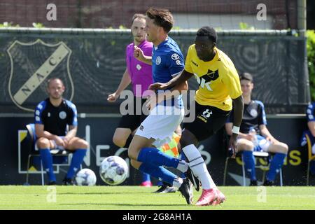 ZUNDERT, PAYS-BAS - 17 JUILLET : Ayouba Kosiah du CNA Breda lors du match d'avant-saison entre le CNA et le FC Den Bosch au complexe de trainingNAC le 17 juillet 2021 à Zundert, pays-Bas (photo de Gino van Outheusden/Orange Pictures) Banque D'Images