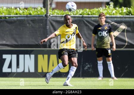 ZUNDERT, PAYS-BAS - JUILLET 17 : Jethro Mashart de NAC Breda lors du match d'avant-saison entre le CNA et le FC Den Bosch au complexe de trainingsNAC le 17 juillet 2021 à Zundert, pays-Bas (photo de Gino van Outheusden/Orange Pictures) Banque D'Images