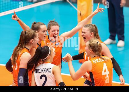 ROTTERDAM, PAYS-BAS - JUILLET 17 : Hyke Lyklema des pays-Bas U20, Elles Dambrink des pays-Bas U20, Jolien Knollema des pays-Bas U20, Marije te Brinke des pays-Bas U20 lors de la demi-finale du Championnat du monde des femmes U20 entre les pays-Bas U20 et la Serbie U20 à Topsportcentrum le 17 juillet, 2021 à Rotterdam, pays-Bas (photo de Herman Dingler/Orange Pictures) Banque D'Images