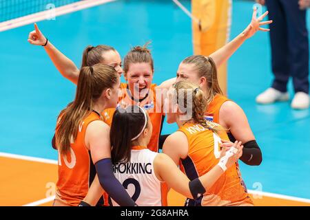 ROTTERDAM, PAYS-BAS - JUILLET 17 : Hyke Lyklema des pays-Bas U20, Elles Dambrink des pays-Bas U20, Jolien Knollema des pays-Bas U20, Marije te Brinke des pays-Bas U20 lors de la demi-finale du Championnat du monde des femmes U20 entre les pays-Bas U20 et la Serbie U20 à Topsportcentrum le 17 juillet, 2021 à Rotterdam, pays-Bas (photo de Herman Dingler/Orange Pictures) Banque D'Images