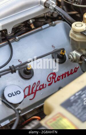 Dunaujvaros, Hongrie - 07 17 2021: Moteur et cache-soupapes d'un ancien Alfa Romeo sur le salon de l'Alfacity. Banque D'Images