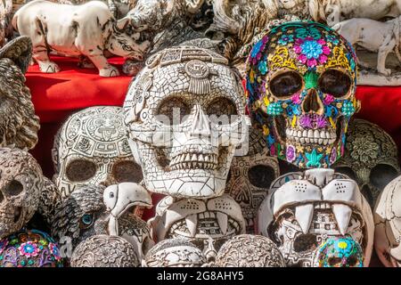 Exposition de souvenirs parures de crâne mexicain marché touristique Costa Maya Mexique vacances mexicaines le jour de la mort Dia de Los Muertos Banque D'Images