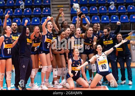 ROTTERDAM, PAYS-BAS - JUILLET 18: L'Italie champions du monde lors du championnat du monde de la femme U20 match de volley-ball contre l'Italie et la Serbie au Topsportcentrum le 18 juillet 2021 à Rotterdam, pays-Bas (photo de René van Dam/Orange Pictures) Banque D'Images