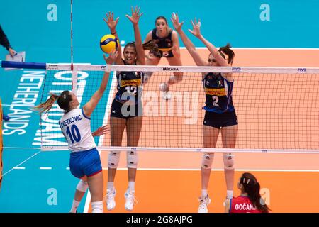 ROTTERDAM, PAYS-BAS - JUILLET 18 : Giorgia Frosini d'Italie et Emma Graziani d'Italie bloquant Jonana Cvetkovic de Serbie lors du match de volley-ball de championnat du monde U20 de la femme contre l'Italie et la Serbie au Topsportcentrum le 18 juillet 2021 à Rotterdam, pays-Bas (photo de Rene van Dam/Orange Pictures) Banque D'Images