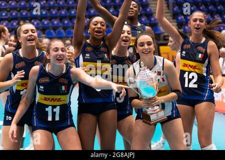 ROTTERDAM, PAYS-BAS - JUILLET 18 : Stella Nervini d'Italie, Oghosasere loveth Omoruyi d'Italie, Martina Armini d'Italie, Giorgia Frosini d'Italie lors du match de volley-ball de championnat du monde U20 de la femme contre l'Italie et la Serbie au Topsportcentrum le 18 juillet 2021 à Rotterdam, pays-Bas (photo de René van Dam/Orange Pictures) Banque D'Images