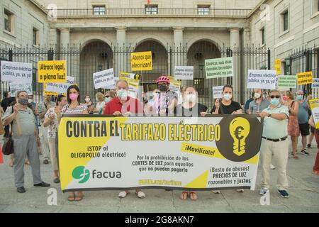 FACUA a lancé divers appels aux consommateurs et aux organisations pour qu'ils se joignent, en guise de protestation contre la hausse du prix de l'électricité, aux divers appels prévus. Le but de ces manifestations est d'exiger du Gouvernement espagnol des mécanismes pour que les citoyens maintiennent leurs droits contre les abus d'énergie. Les appels seront présents dans toutes les capitales provinciales sur tout le territoire national, la manifestation a eu lieu à Madrid, aux portes du Ministère de la transition écologique, ainsi que dans d'autres lieux tels que le siège d'Iberdrola à Bilbao, le siège d'Endesa Banque D'Images