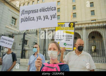 FACUA a lancé divers appels aux consommateurs et aux organisations pour qu'ils se joignent, en guise de protestation contre la hausse du prix de l'électricité, aux divers appels prévus. Le but de ces manifestations est d'exiger du Gouvernement espagnol des mécanismes pour que les citoyens maintiennent leurs droits contre les abus d'énergie. Les appels seront présents dans toutes les capitales provinciales sur tout le territoire national, la manifestation a eu lieu à Madrid, aux portes du Ministère de la transition écologique, ainsi que dans d'autres lieux tels que le siège d'Iberdrola à Bilbao, le siège d'Endesa Banque D'Images