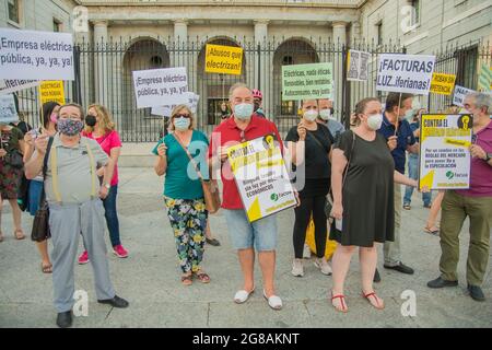 FACUA a lancé divers appels aux consommateurs et aux organisations pour qu'ils se joignent, en guise de protestation contre la hausse du prix de l'électricité, aux divers appels prévus. Le but de ces manifestations est d'exiger du Gouvernement espagnol des mécanismes pour que les citoyens maintiennent leurs droits contre les abus d'énergie. Les appels seront présents dans toutes les capitales provinciales sur tout le territoire national, la manifestation a eu lieu à Madrid, aux portes du Ministère de la transition écologique, ainsi que dans d'autres lieux tels que le siège d'Iberdrola à Bilbao, le siège d'Endesa Banque D'Images