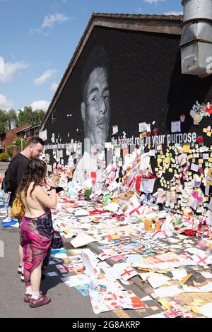 Withington, Manchester, Royaume-Uni. 18 juillet 2021. Marcus Rashford, joueur de Manchester United, présente une fresque à Withington, Manchester, Angleterre, Royaume-Uni. La fresque a été vandalisée par des graffitis abusifs après la perte de football de l'Euro 2020 en Angleterre le 11 juillet 2021. La fresque a été créée par l'artiste de rue d'origine française Akse sur le mur du café de la Maison du café sur la rue Copson. Withington South Manchester. La fresque a attiré des milliers de messages de soutien et le nombre de visiteurs a conduit à la fermeture temporaire de la route. Withington, Manchester du Sud. Crédit : GARY ROBERTS/Alay Live News Banque D'Images