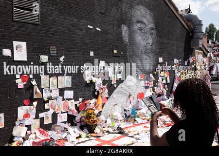 Withington, Manchester, Royaume-Uni. 18 juillet 2021. Marcus Rashford, joueur de Manchester United, présente une fresque à Withington, Manchester, Angleterre, Royaume-Uni. La fresque a été vandalisée par des graffitis abusifs après la perte de football de l'Euro 2020 en Angleterre le 11 juillet 2021. La fresque a été créée par l'artiste de rue d'origine française Akse sur le mur du café de la Maison du café sur la rue Copson. Withington South Manchester. La fresque a attiré des milliers de messages de soutien et le nombre de visiteurs a conduit à la fermeture temporaire de la route. Withington, Manchester du Sud. Crédit : GARY ROBERTS/Alay Live News Banque D'Images
