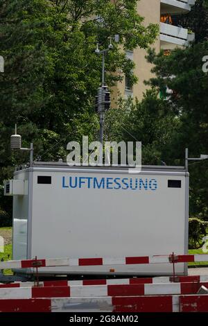 Station mobile de mesure de la qualité de l'air en Suisse. Il y a une inscription en langue allemande indiquant la mesure de l'air. Banque D'Images
