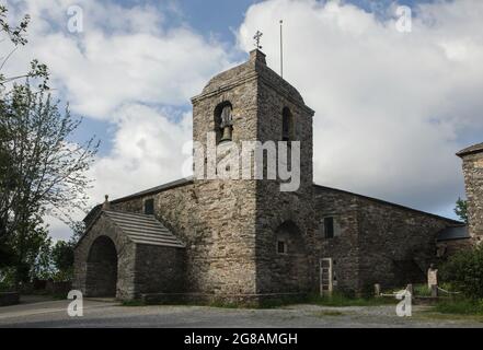 Camino de Santiago (chemin de Saint James). Église romane de Santa María la Real (Iglesia de Santa María la Real) située dans le village d'El Cebrero (O Cebreiro) en Galice, Espagne. L'église du IXe siècle est la première église de Galice sur la route française du Camino de Santiago. Banque D'Images