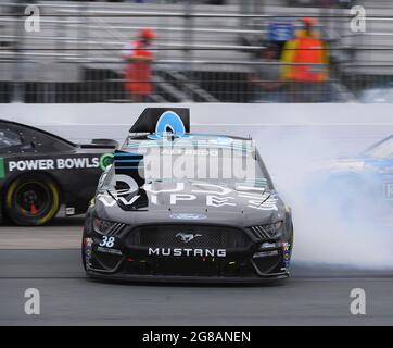 Loudon, New Hampshire, États-Unis. 18 juillet 2021. Anthony Alfredo, pilote de la (38) Dude Wipes Ford Mustang, va en compétition latérale dans la série de coupe de NASCAR Foxwoods 301 qui s'est tenue au circuit automobile du New Hampshire à Loudon, New Hampshire. Eric Canha/CSM/Alamy Live News Banque D'Images