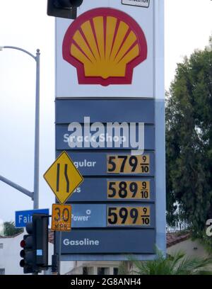 Los Angeles, Californie, États-Unis 12 juillet 2021 UNE vue générale de l'atmosphère des prix du gaz signer à Shell et Catch and Kill Billboard le 12 juillet 2021 à Los Angeles, Californie, États-Unis. Photo par Barry King/Alay stock photo Banque D'Images