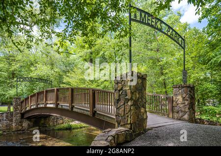 Passerelle de montagne au-dessus de Buttertut Creek reliant les sentiers de randonnée au parc Meeks de Blairsville, Géorgie. (ÉTATS-UNIS) Banque D'Images