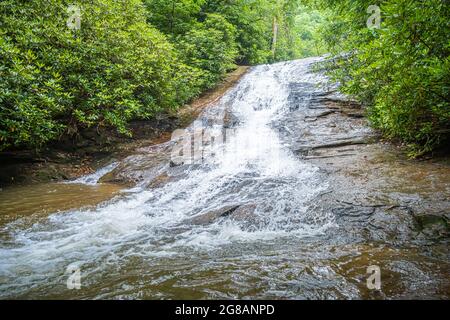 La partie inférieure des chutes d'Helton Creek, un ensemble de belles cascades dans la forêt nationale de Chattahoochee des montagnes de Géorgie du Nord, près de Blairsville. Banque D'Images