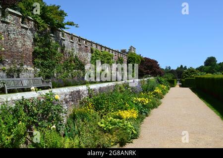 Lits de fleurs, bordures, mur de style cénolé Tudor et fleurs à Penshurst place, Kent, le jour d'été Banque D'Images