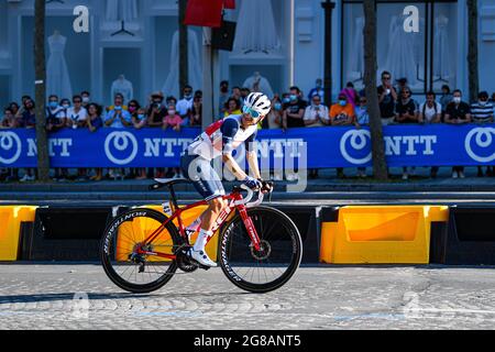 Kenny Elissonde de Trek - Segafredo pendant le Tour de France 2021 à Paris, France. Crédit : Victor Joly/Alamy Live News Banque D'Images