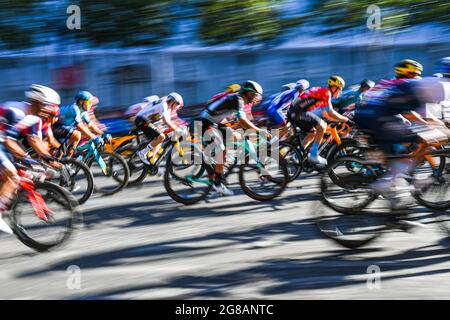 Le peloton (illustration) lors du Tour de France 2021 à Paris, France. Crédit : Victor Joly/Alamy Live News Banque D'Images