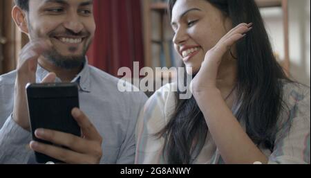 Un jeune couple fait des paiements onliune Banque D'Images