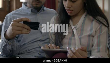 Un jeune couple fait des paiements onliune Banque D'Images