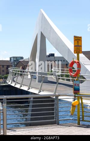 Squiggly Bridge traversant la rivière Clyde, Glasgow City, Écosse, Royaume-Uni Banque D'Images