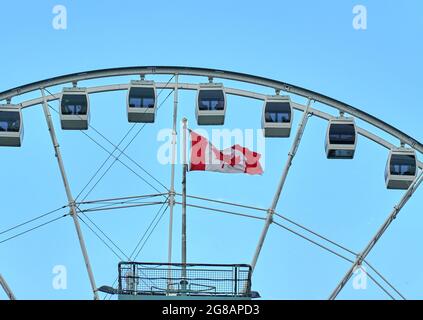 Canada, Montréal - le 11 juillet 2021 : vue panoramique de la grande roue de Montréal dans le Vieux-Port de Montréal sur les cieux et les nuages bleus. L'ancien P Banque D'Images