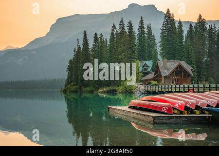 Lac Emerald avec canoës dans le parc national Yoho Banque D'Images