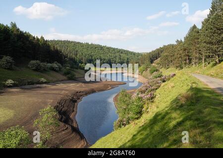 Howden Reservoir dans le Derbyshire Peak District National Park Angleterre Royaume-Uni, paysage rural très bas niveau d'eau dans la sécheresse estivale, campagne anglaise Banque D'Images