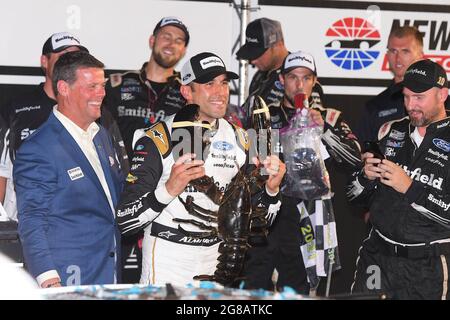 Loudon, New Hampshire, États-Unis. 18 juillet 2021. ARIC Almirola, pilote de la Smithfield Ford Mustang (10), célèbre sa victoire à la NASCAR Cup Series Foxwoods 301 qui s'est tenue au circuit automobile du New Hampshire à Loudon, New Hampshire. Eric Canha/CSM/Alamy Live News Banque D'Images