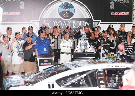 Loudon, New Hampshire, États-Unis. 18 juillet 2021. ARIC Almirola, pilote de la Smithfield Ford Mustang (10), célèbre sa victoire à la NASCAR Cup Series Foxwoods 301 qui s'est tenue au circuit automobile du New Hampshire à Loudon, New Hampshire. Eric Canha/CSM/Alamy Live News Banque D'Images