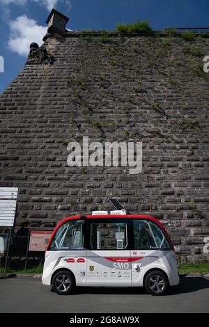 Kronach, Allemagne. 10 juillet 2021. Un bus autonome du fabricant Navya se trouve en face du mur de la forteresse de Kronach. Les bus conduisent de manière autonome, mais pas sans conducteur. Il y a toujours un opérateur à bord qui peut intervenir en cas d'urgence. (À dpa 'low, mais moderne: E-bus sans conducteur sur la route dans l'État libre') Credit: Nicolas Armer/dpa/Alay Live News Banque D'Images