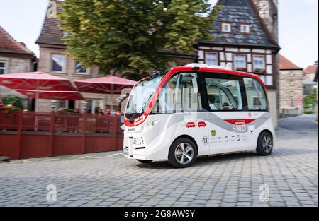 Kronach, Allemagne. 10 juillet 2021. Un bus autonome du fabricant Navya traverse le centre-ville de Kronach. Bien que les bus conduisent de manière autonome, ils ne sont pas sans conducteur. Il y a toujours un opérateur à bord qui peut intervenir en cas d'urgence. (À dpa 'low, mais moderne: E-bus sans conducteur sur la route dans l'État libre') Credit: Nicolas Armer/dpa/Alay Live News Banque D'Images