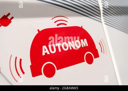 Kronach, Allemagne. 10 juillet 2021. Les avis « autonome » sont affichés sur un bus autonome fabriqué par Navya. Les bus circulent indépendamment, mais pas sans conducteur. Il y a toujours un opérateur à bord qui peut intervenir en cas d'urgence. (À dpa 'low but Modern: E-bus sans conducteur sur la route dans l'État libre') Credit: Nicolas Armer/dpa/Alay Live News Banque D'Images