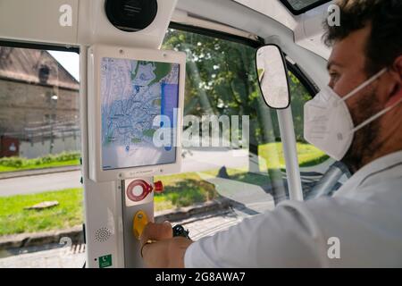 Kronach, Allemagne. 10 juillet 2021. L'opérateur Brian Möller contrôle l'affichage du bus autonome du fabricant Navya. Bien que les bus conduisent indépendamment, ils ne sont pas sans conducteur. Il y a toujours un opérateur à bord qui peut intervenir en cas d'urgence. (À dpa 'low but Modern: E-bus sans conducteur sur la route dans l'État libre') Credit: Nicolas Armer/dpa/Alay Live News Banque D'Images